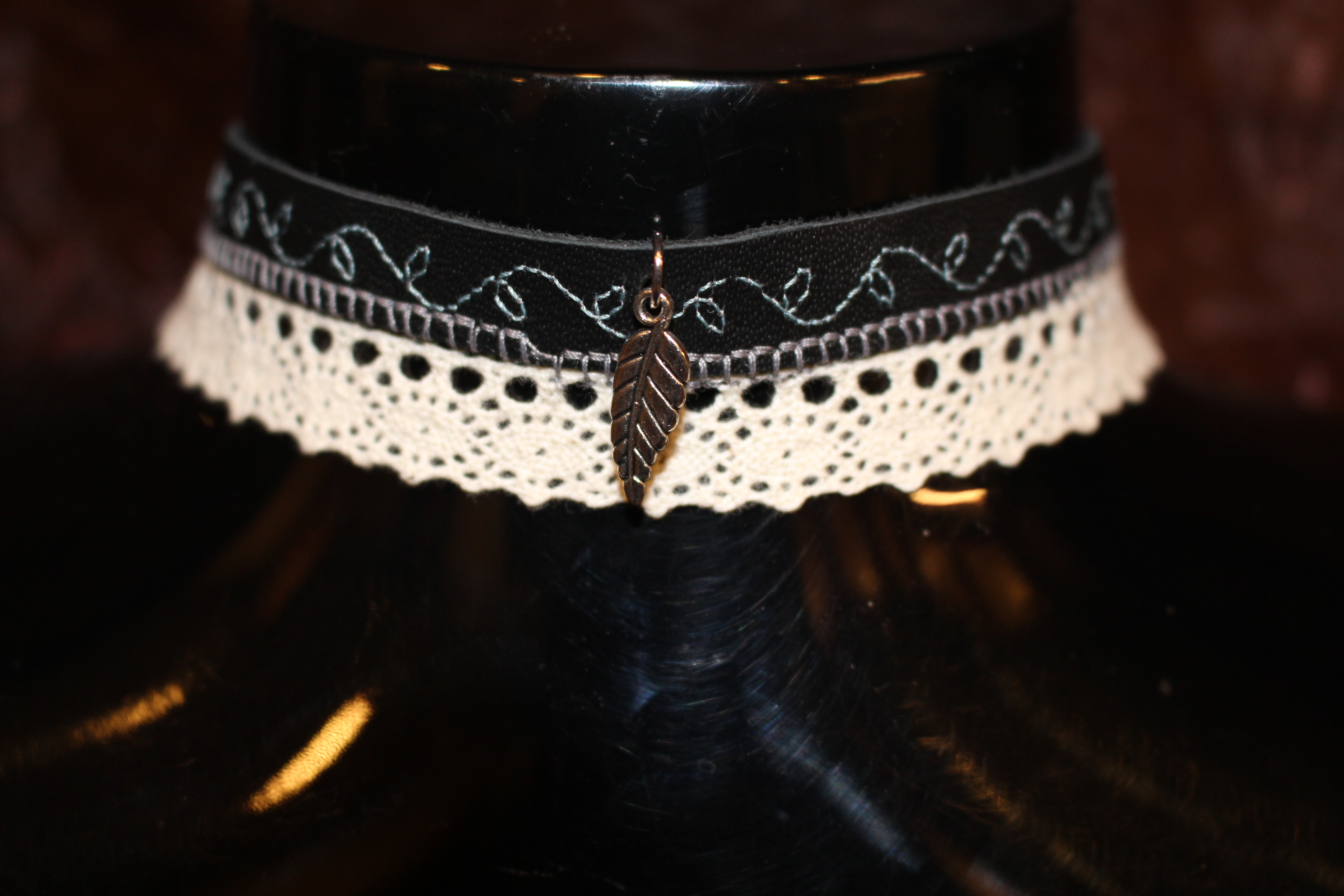 Black leather- Lace leaf choker