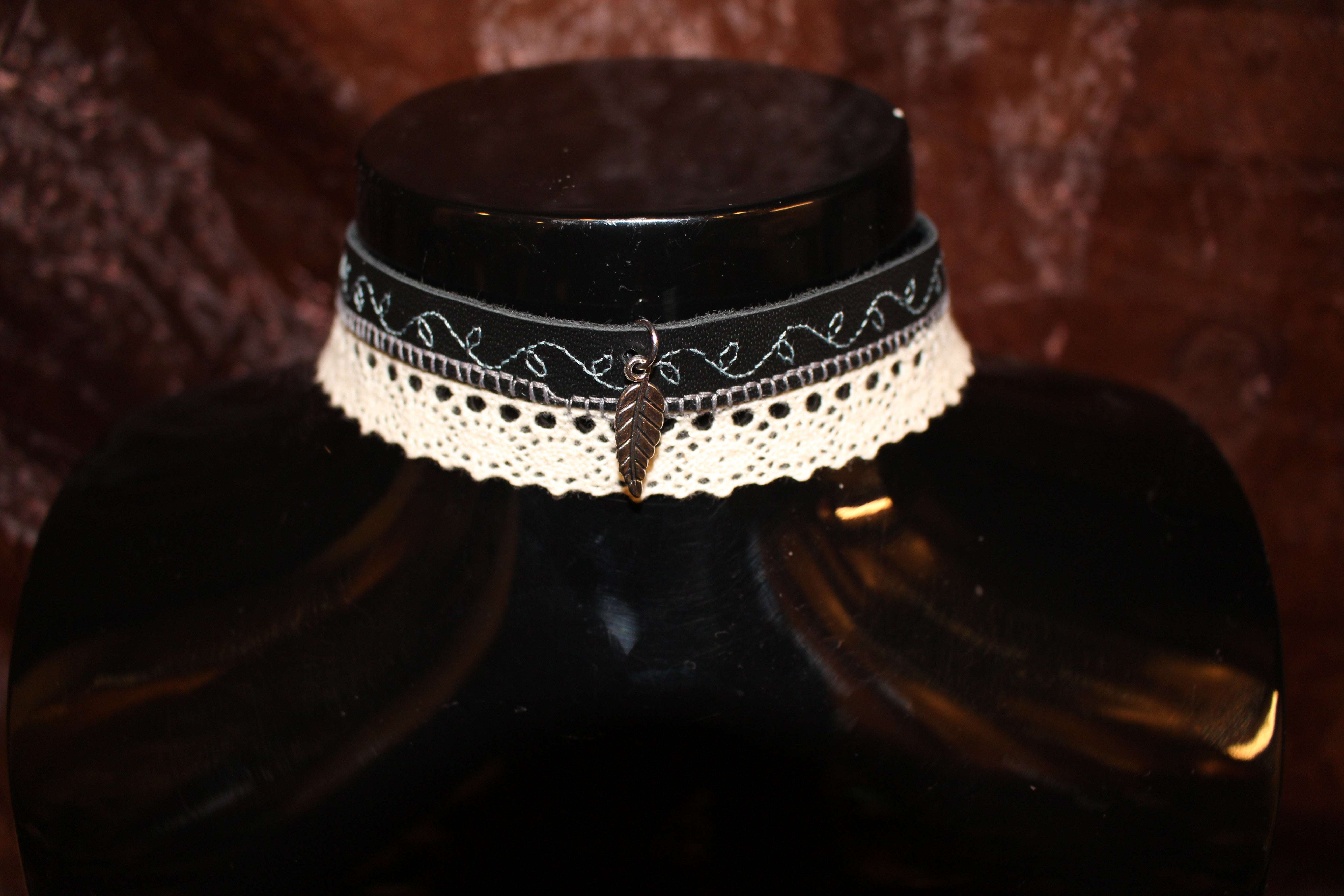 Black leather- Lace leaf choker