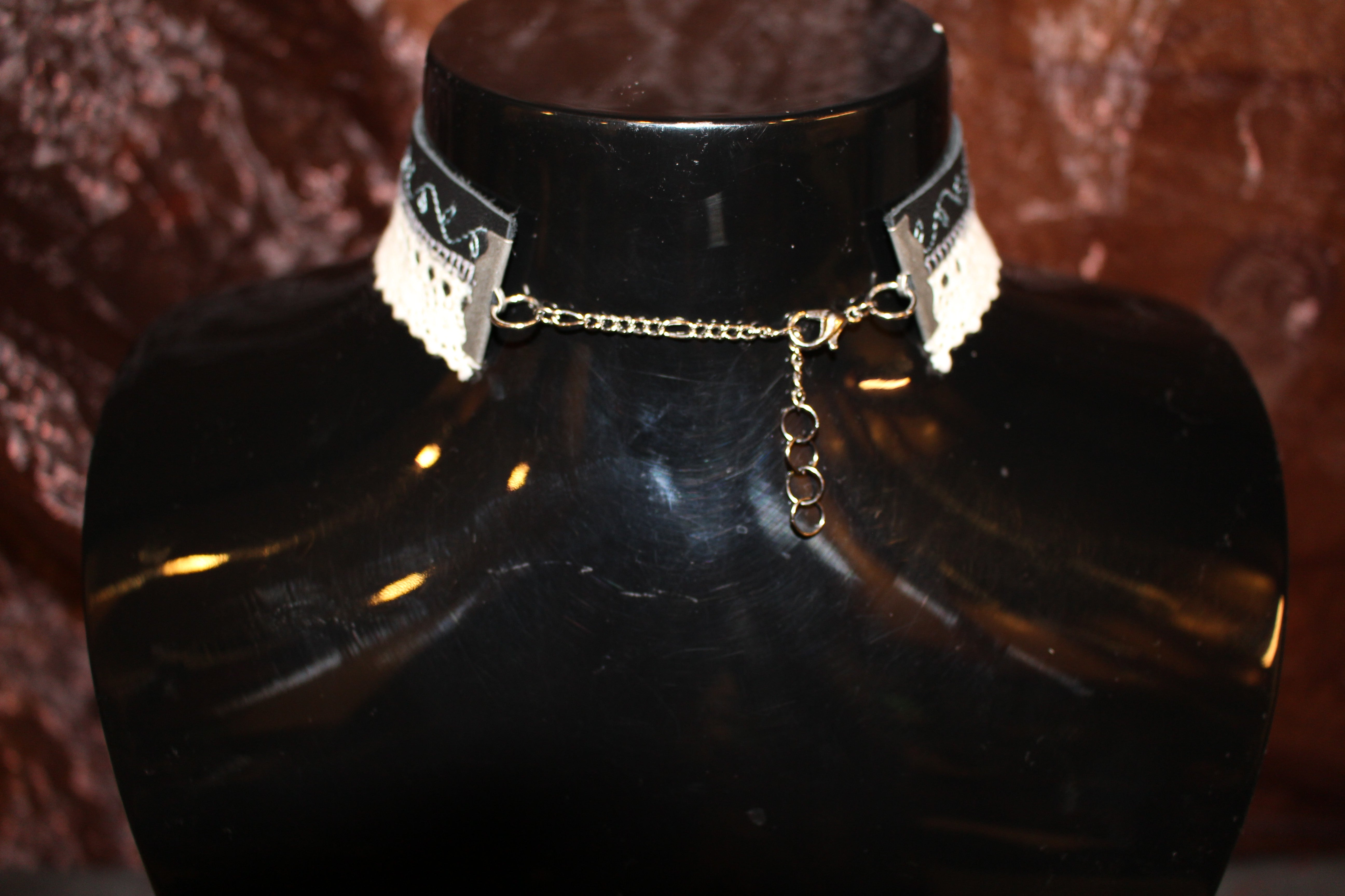 Black leather- Lace leaf choker